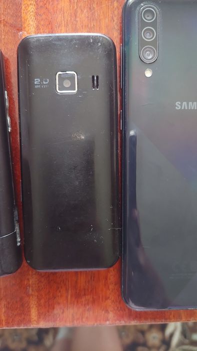 Продам три телефона Samsung