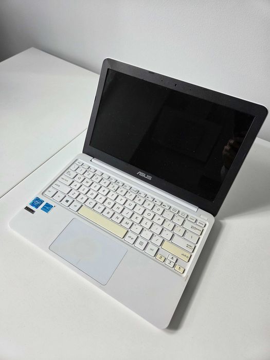 Ultralekki laptop notebook Asus E200HA