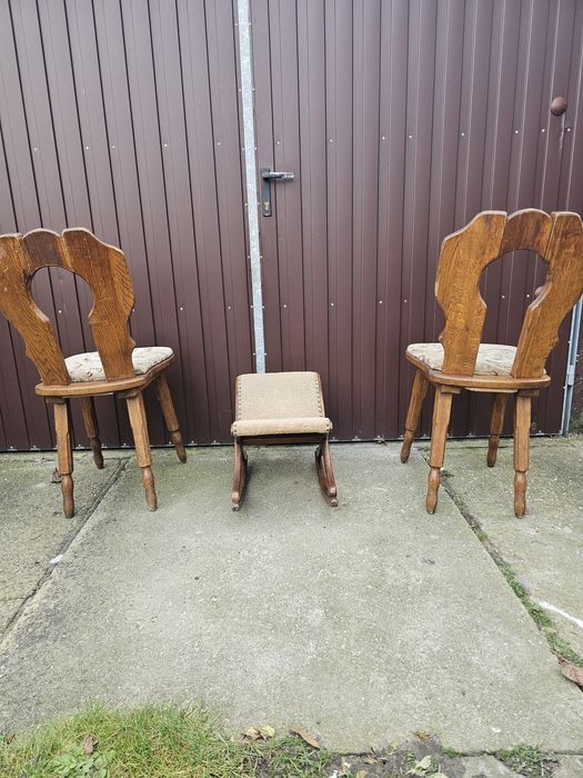 Sprzedam 2 stare krzesła dębowe plus podnóżek do fotela.