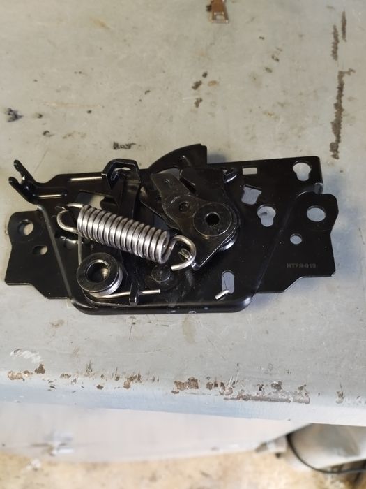 Тесла м3 замок капоту