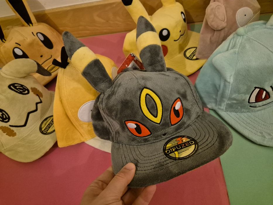 Vários Peluches e bonés Pokémon