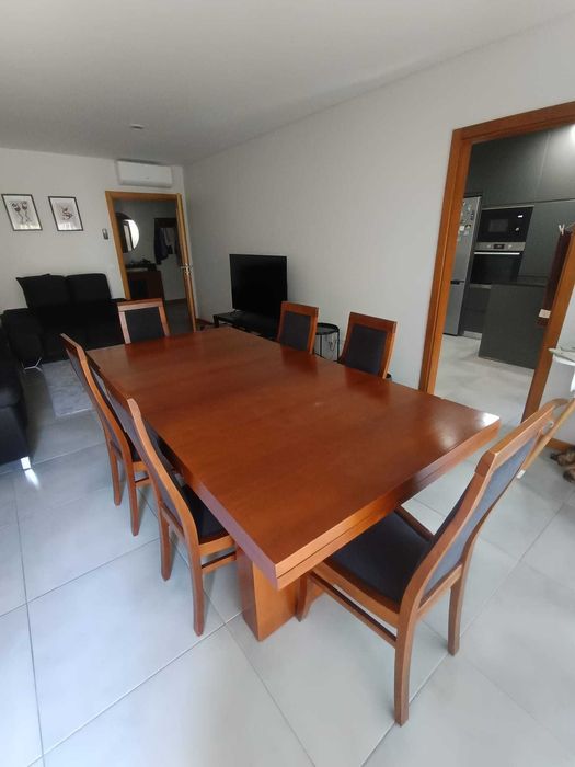Mesa extensível e cadeiras de sala de jantar
