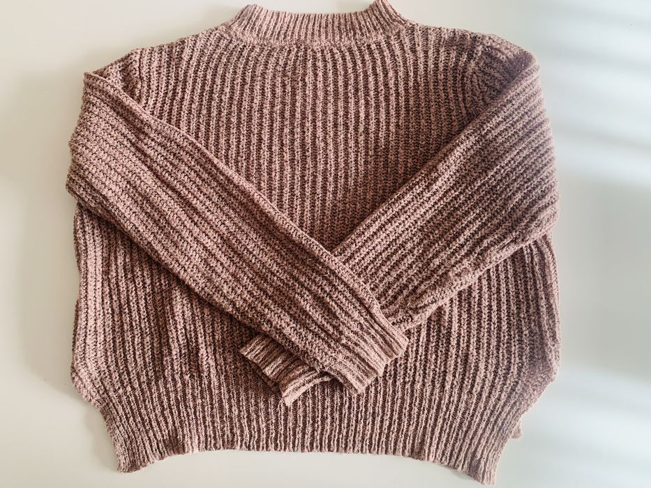 Różowy sweter z golfem