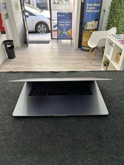 MacBook Pro 15 Core i7 6-Core 2.6 |  512 SSD GB | 16GB