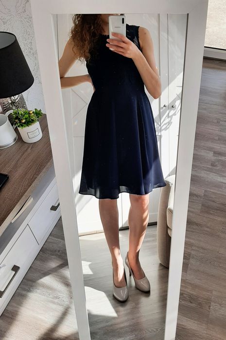 Granatowa sukienka z koronką