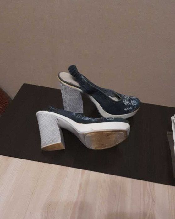 Женские туфли (босоножки)