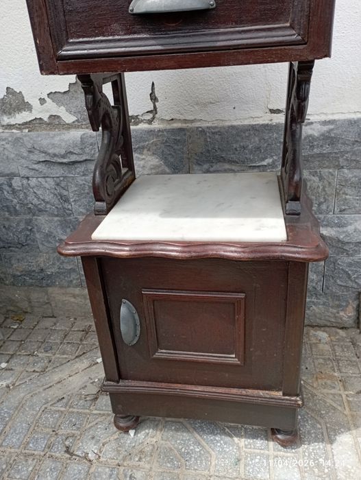 Moveis antigos , mais de 100 anos aparador e mesa de cabeceira