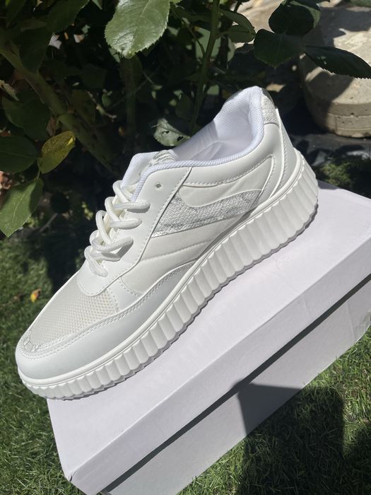 Tenis branco novo