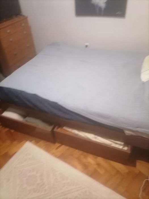 Cama de casal e guarda fatos