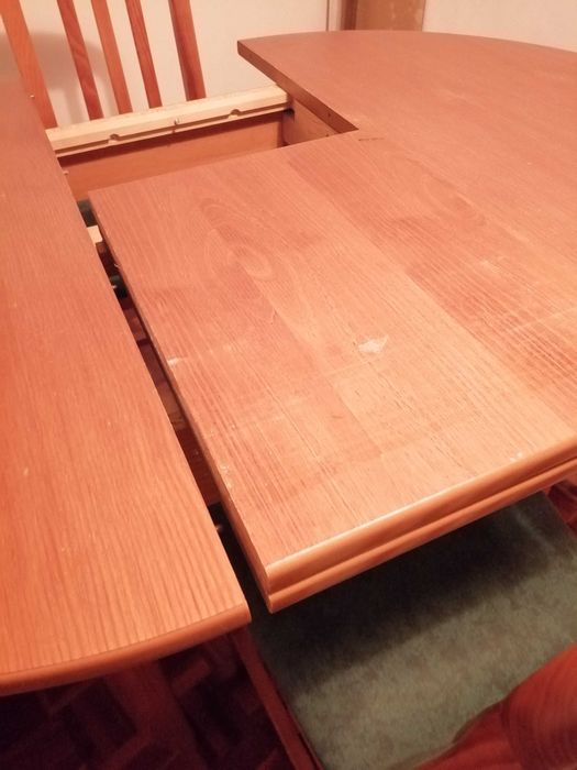 Mesa redonda extensivel e cadeiras madeira maciça.