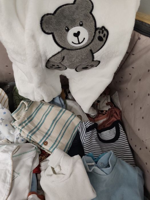 Roupas de bebé( menino entre três a seis meses)