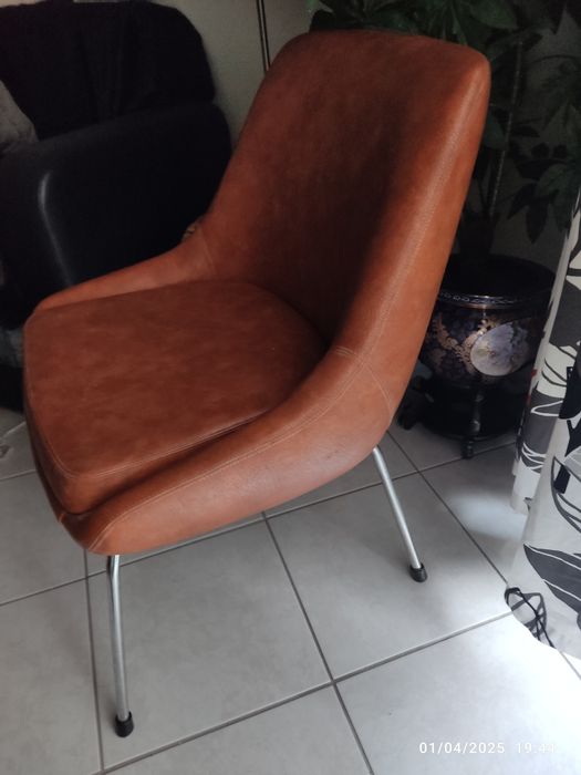 2 cadeirões de pele castanha