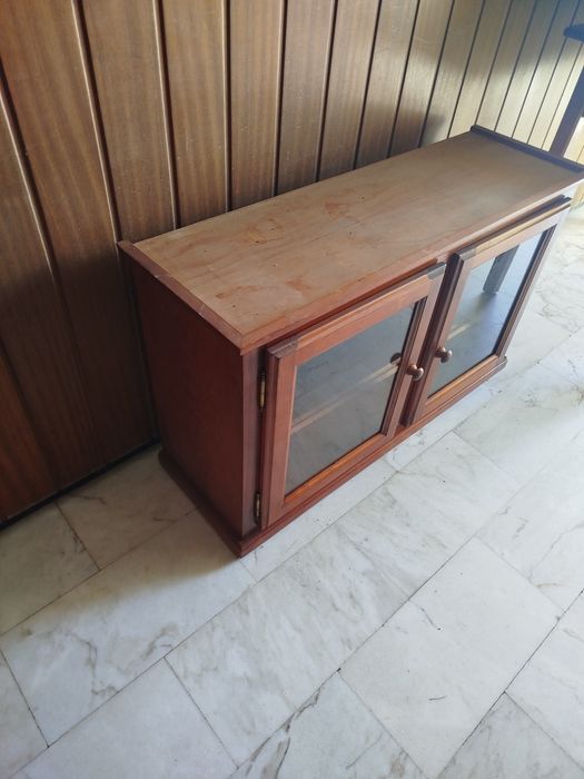 Móvel de apoio baixo em madeira