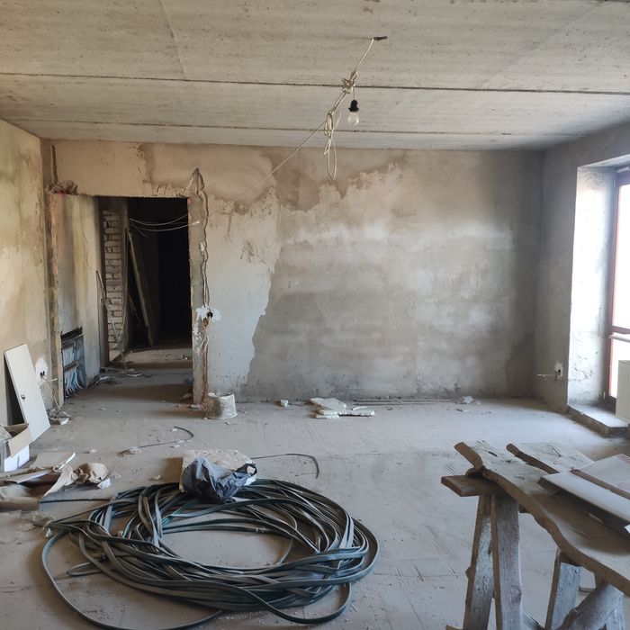 Продається 4-х кімнатна квартира 120м2, центр міста, 3 поверх, середин