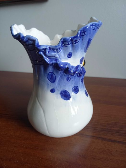 Wazon ceramika porcelana ozdobna z motylem.