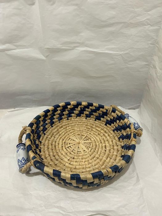 Cesto de verga com pegas de porcelana