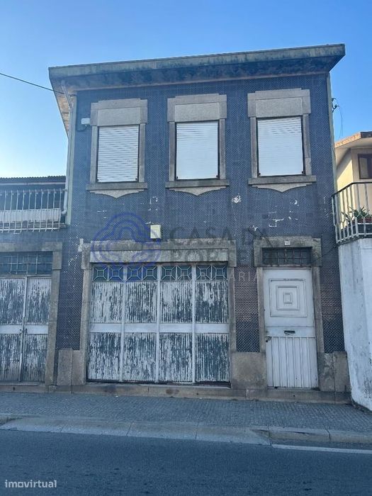 Armazém e habitação com 455 m2 de área útil, com logradouro, para recu