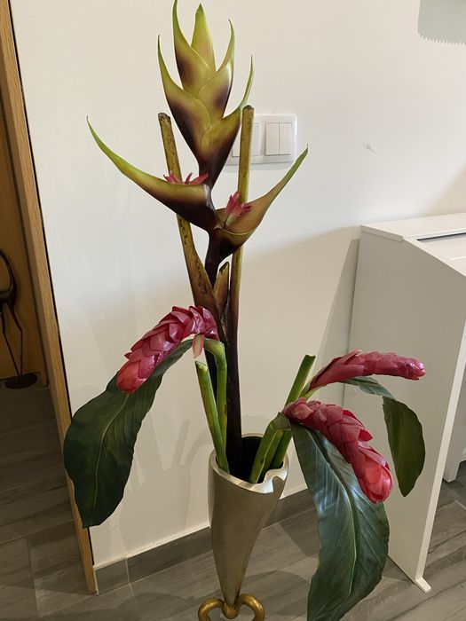 Vaso decorativo com flores artificiais