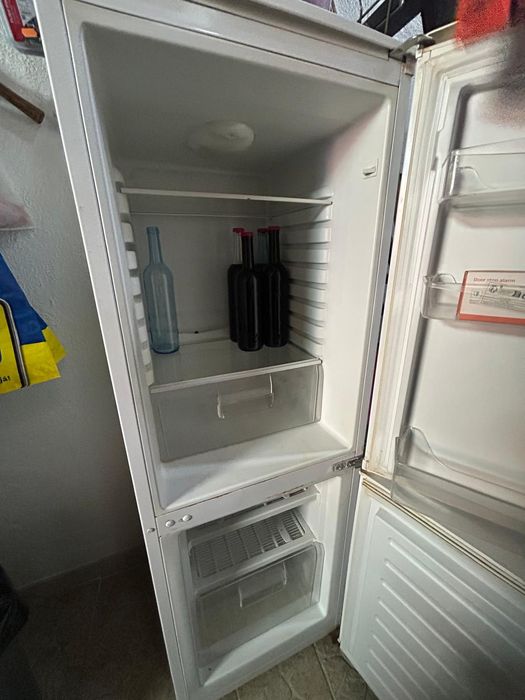 Frigorífico com congelador