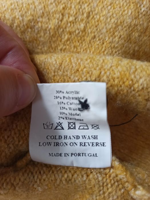 Żółty sweter z dodatkiem wełny, modalu i bawełny.