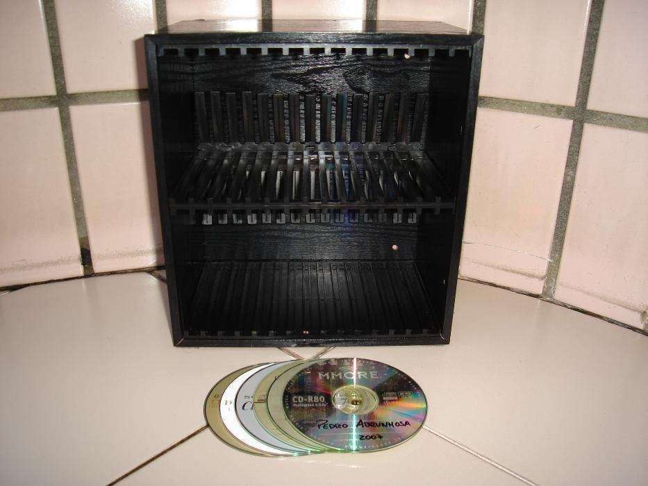 Porta cd`s em madeira com oferta de cd´s