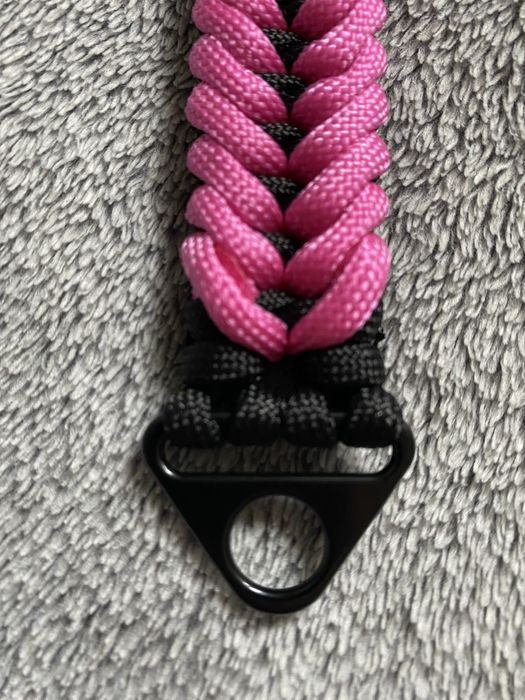 Brelok do kluczy z paracordu z metalowym karabińczykiem