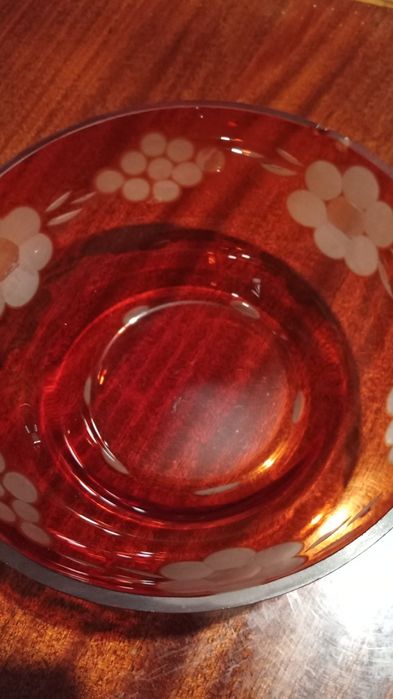 Салатницу из красного стекла