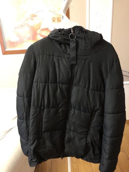 Czarna dluga kurtka zimowa bershka puchowa z kapturem parka