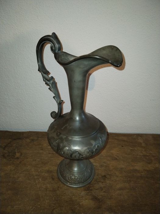 Jarro em estanho com pega trabalhada