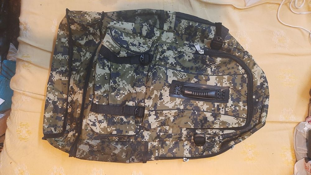 Рюкзак большой, маскирововчый с карманами. Новый.