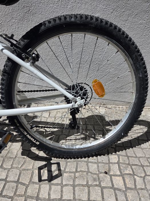 Decathlon Rockrider ST100 Sport roda 24
roda 24
6 velocidades ( atras)
campaínha e luzes incluidas

Tudo nas melhores condições e pronta a usar, idea