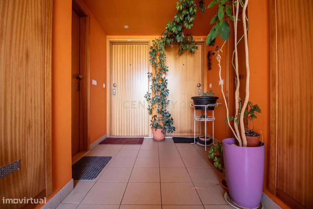 Apartamento T2 Duplex na Gala, perto da praia, com estacionamento e ar