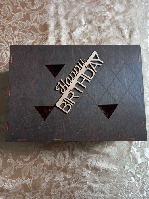 Подарункова дерев'яна коробка з написом.