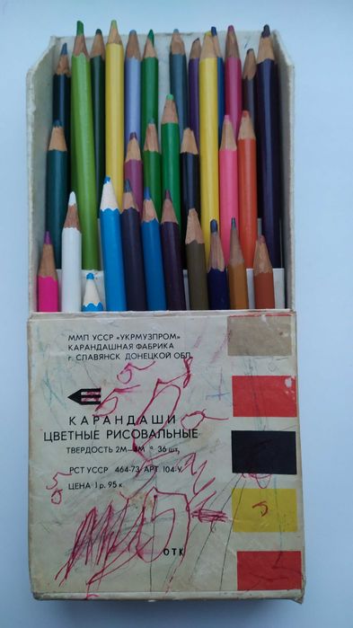 Набір різнокольорових олівців