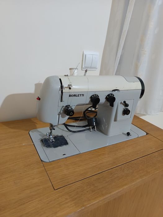 Máquina de costura com móvel