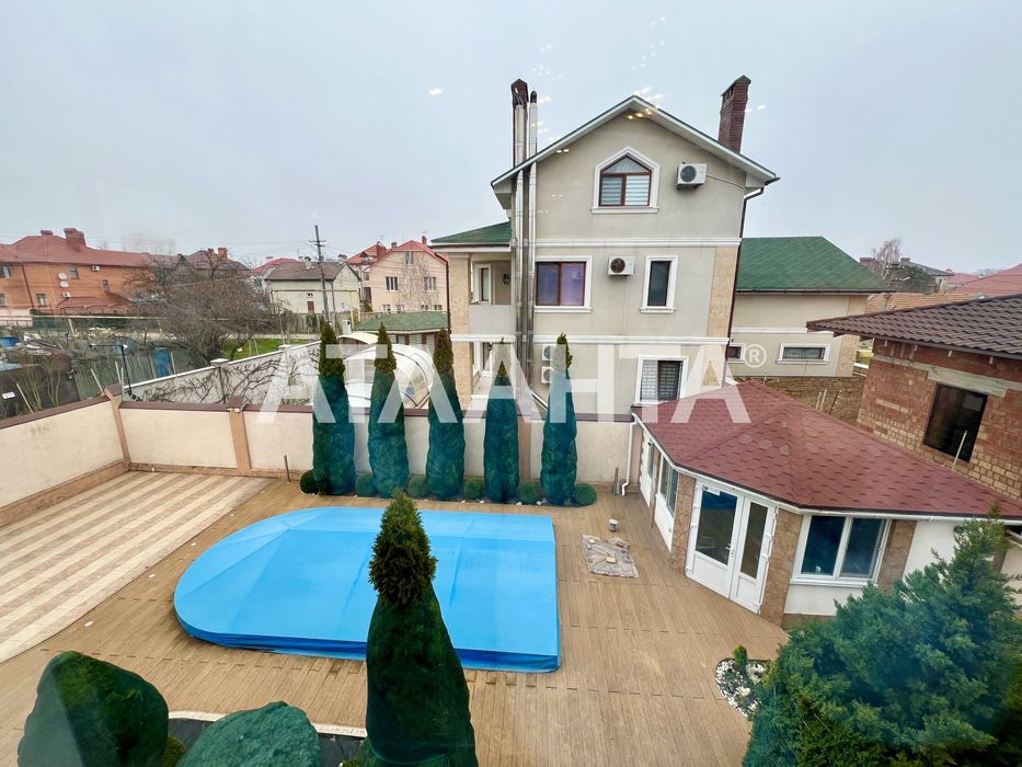 Дом с бассейном в Даче Ковалевского.