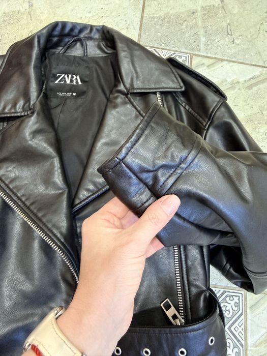Куртка косуха від Zara чорного кольору.майже нова,без