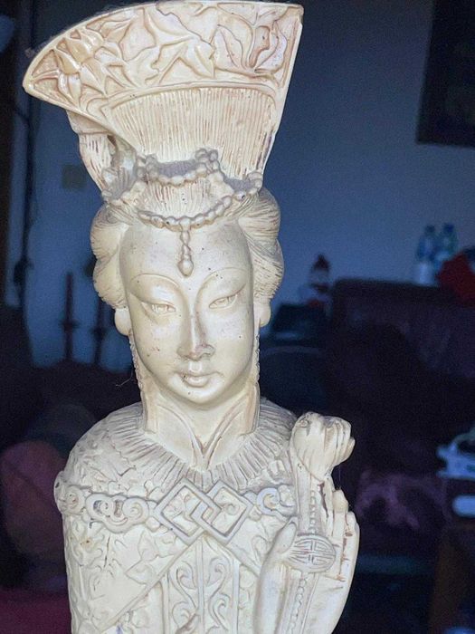 Estatua marfinite associada a figuras como Guanyin -COM SELO