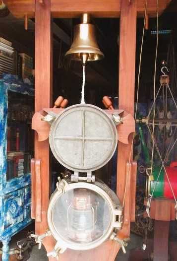 Vigias ferro e bronze, candeeiro em cobre e sino em bronze, raro.