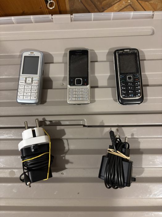 Trzy telefony komorkowe