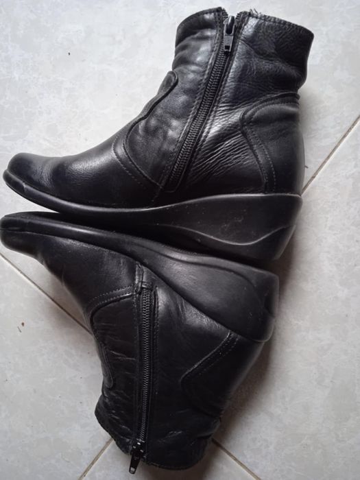 Vendo botas usadas em pele Nº35