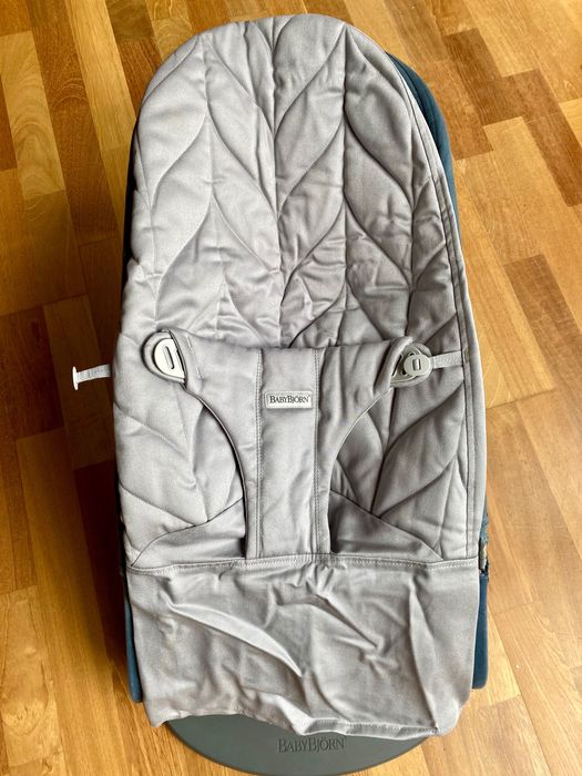 Babybjorn leżaczek bujaczek jasnoszary Bliss Woven Petal Quilt Sand Grey