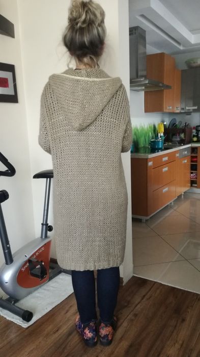 Długi sweter złota nitka oversize z kapturem