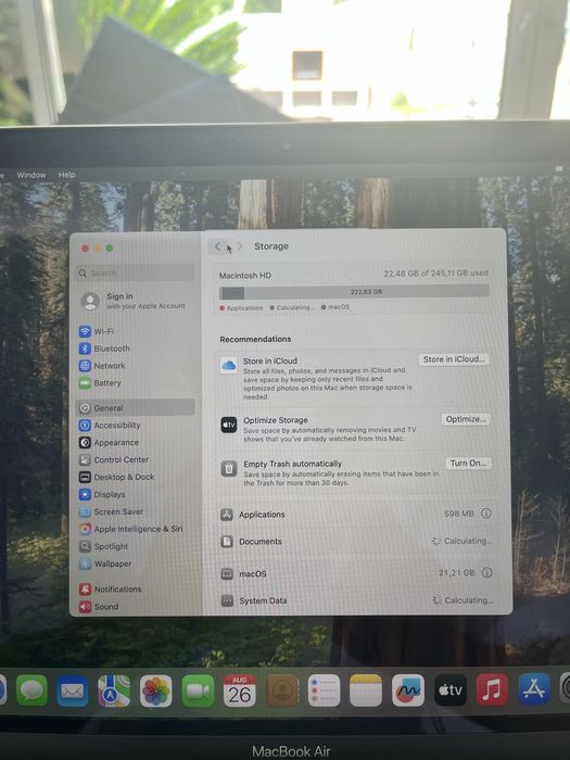 MacBook Air M1 2020, 8 GB RAM e 256 GB SSD.