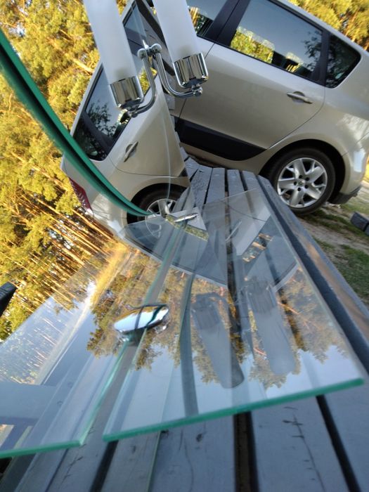 Lustro z oświetleniem i półką