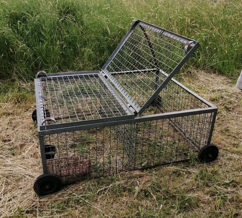 Klatka wybiegowa dla zwierząt.