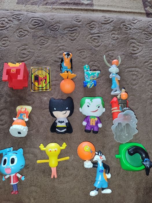 Різні іграшки з макдональдсу