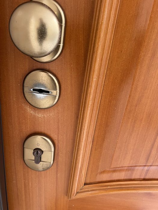 Abertura de porta e troca de fechaduras