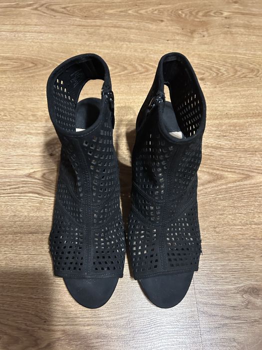 Letnie czarne botki Stradivarious