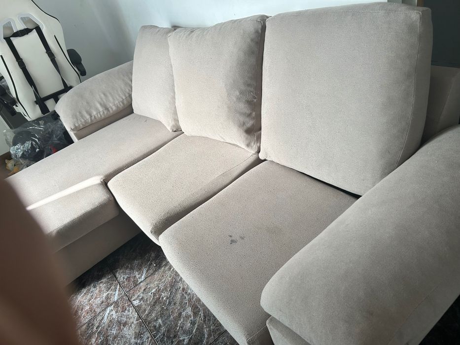 Sofá, mesa, máquina de lavar e secar